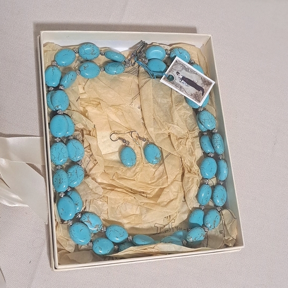 Hand Crafted Turquoise Colored Howlite Statement Necklace and Earring Set - Picture 3 of 3